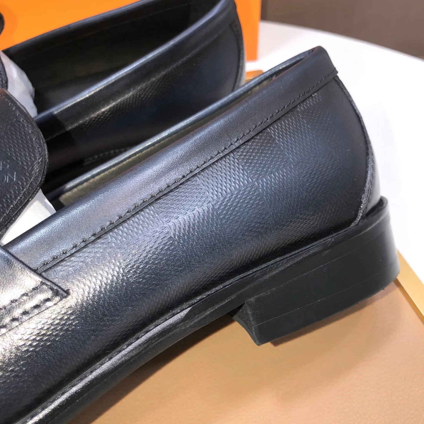 Men's men's shoes💰540💰[LV] (original single cowhide lining)🍀LV's latest genuine leather business suit shoes are available on the official website at the same time. The first-layer cowhide imported from Italy is made of heavy gold, and the official website has a 1:1 rubber outsole. Versatile to wear, high-end without losing class, and the color combination is extraordinary. This four-season style is alluring when worn on your feet, showing off your big-name flair. Standard code 38-45 (45 customized)